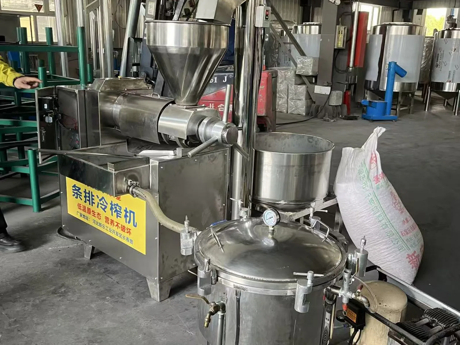101 cold oil press with screw feeding elevator and single-vessel pneumatic oil filter