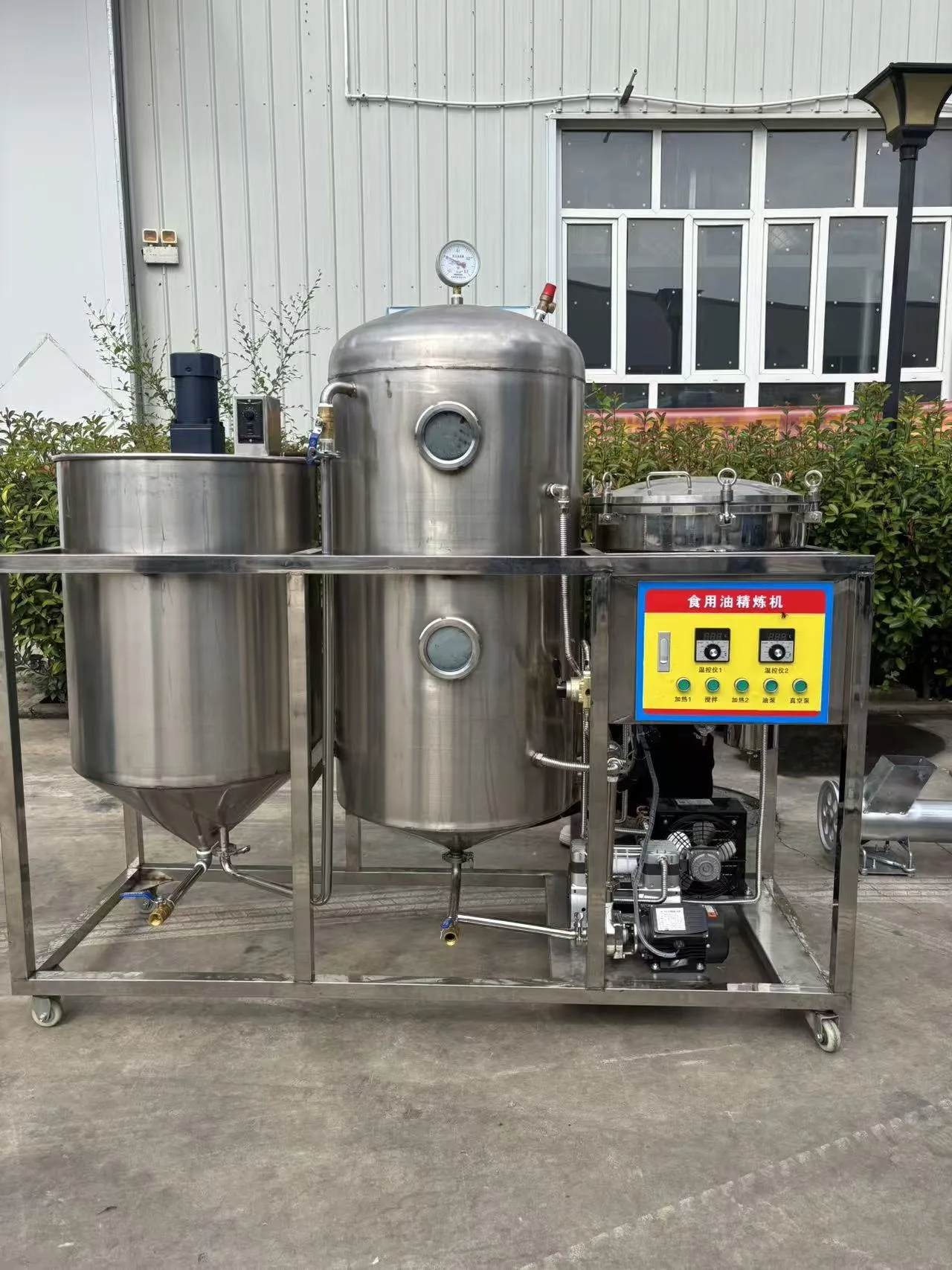 300-Type edible oil refining machine with vessels and control panel