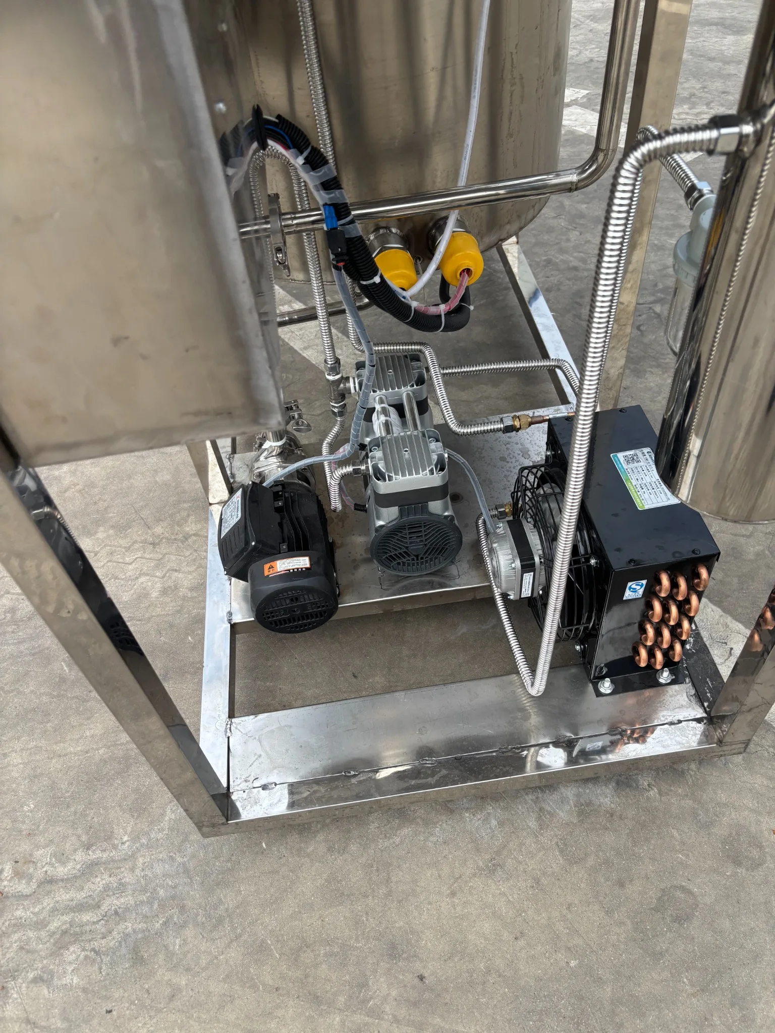 Pump, vacuum and cooling components on the JLJ-300 oil refinery