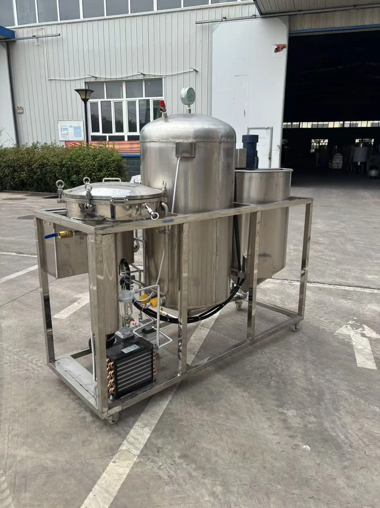 Rear view of the JLJ-300 compact oil refinery