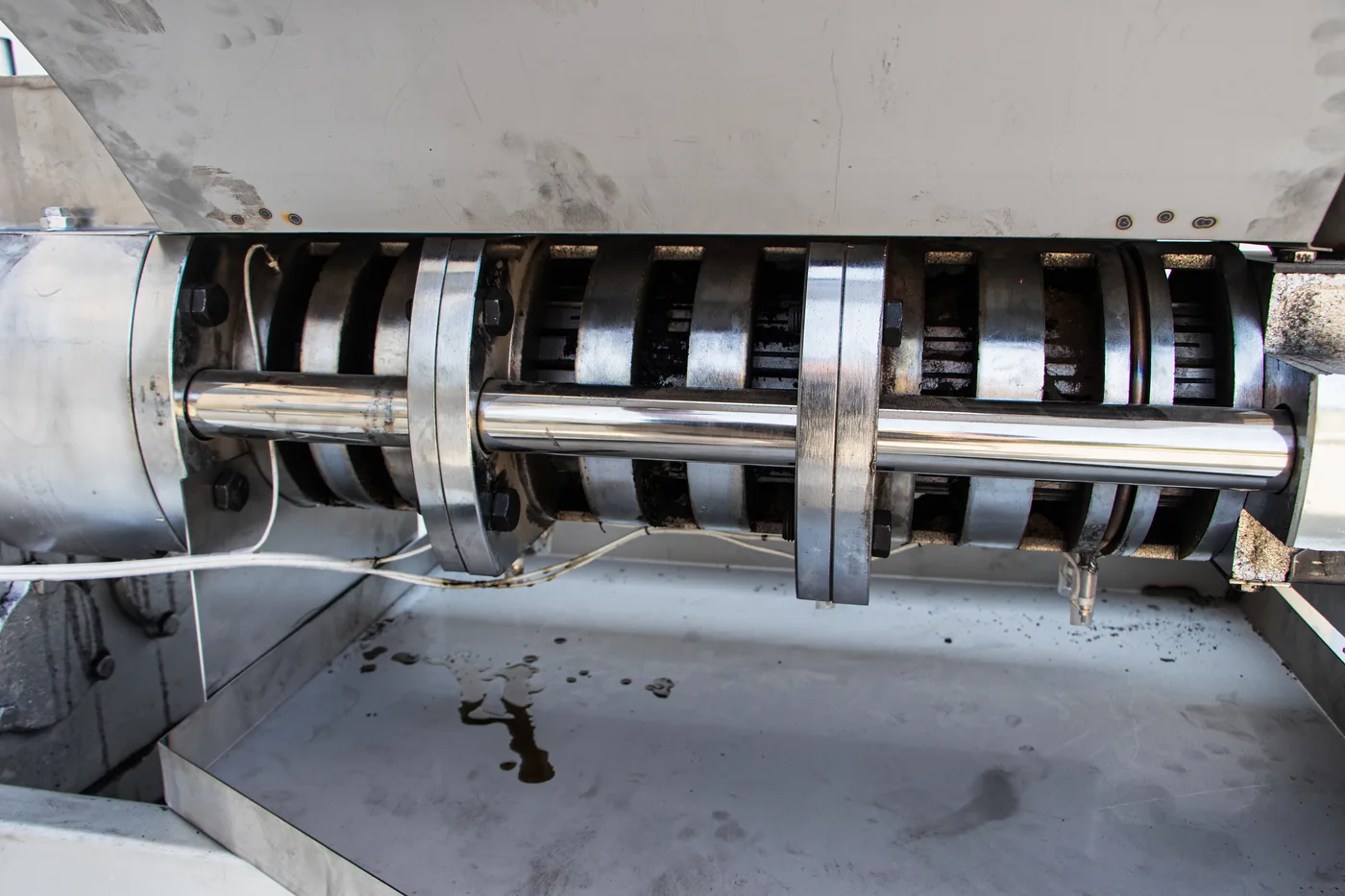 Integrated Bar-Cage Oil Press — Press screw & bar-cage internals